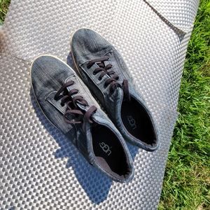 Mens UGGS, size 9.5 US, dark blue denim.